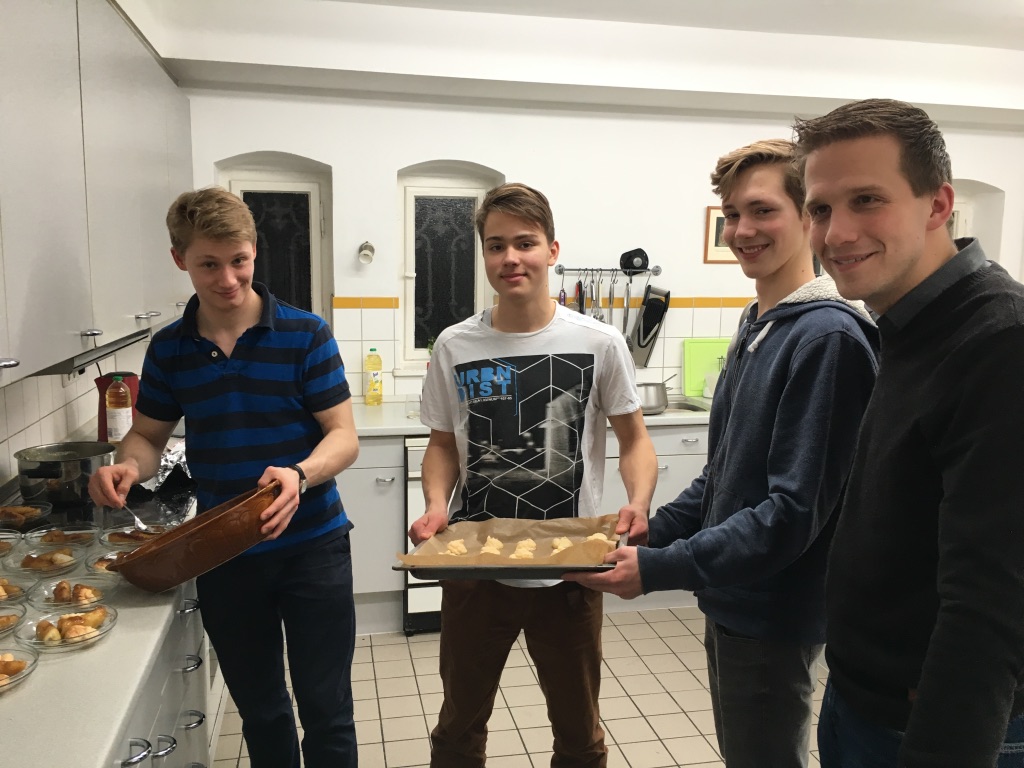 Jugendliche kochen in der Küche von Feldmark