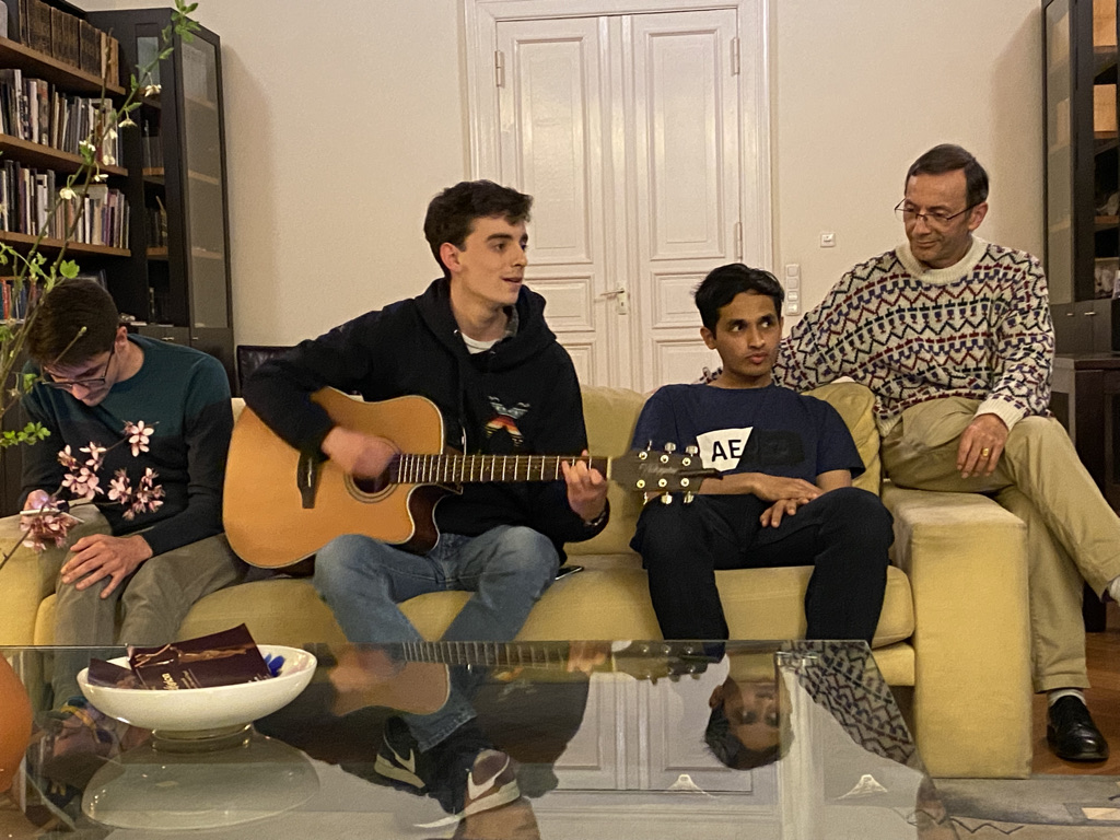 Gitarrenspiel im Wohnzimmer