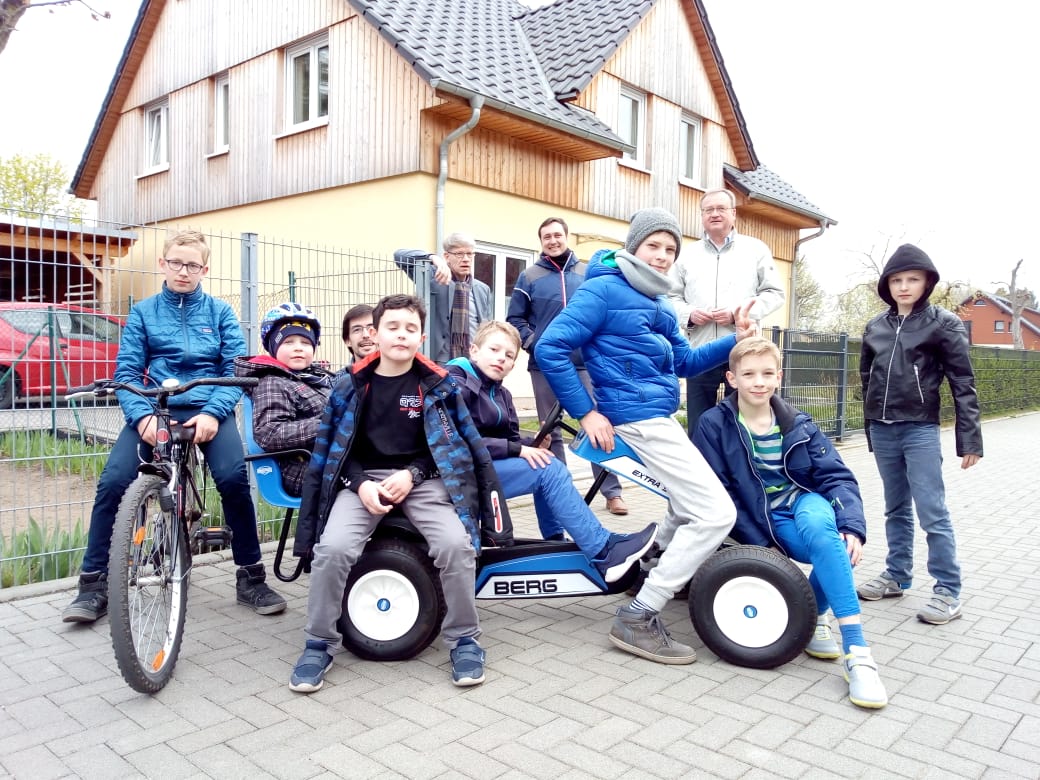 Großer Gocart mit vielen Fahrern