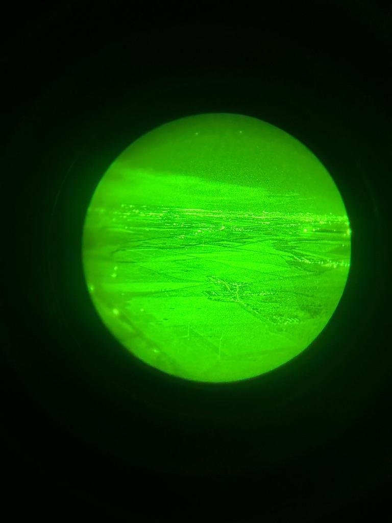 Blick aus einem Hubschrauber durch Nachtsichtgerät