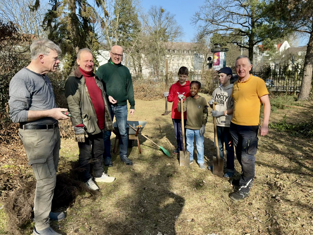 Mithilfe bei Gartenarbeit